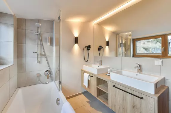Badezimmer im Hotel Sonnblick in Lech