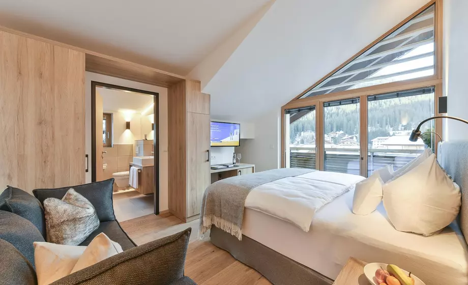 Doppelzimmer mit Balkon im Hotel Sonnblick in Lech