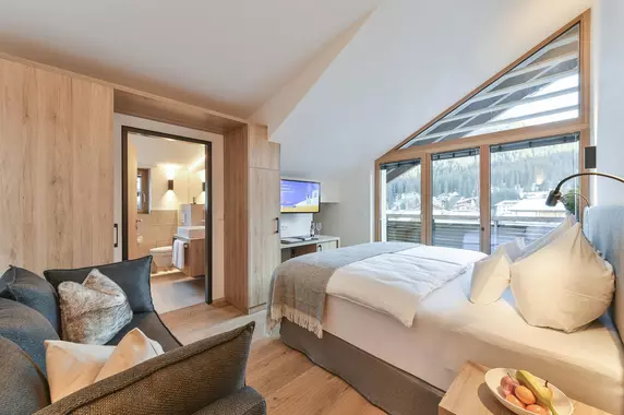 Doppelzimmer mit Balkon im Hotel Sonnblick in Lech